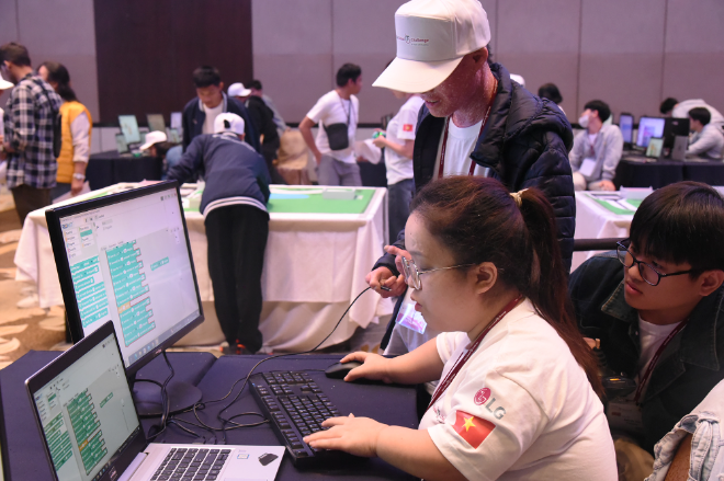 LG전자가 현지시각 3일부터 8일까지 필리핀 마닐라에서 열린 ‘2024 글로벌장애청소년IT챌린지’ 본선 대회를 성황리에 마무리했다. 사진은 올해 대회에 참가한 베트남의 지체 장애인 띠안허우 응우옌(Thi Anh Hau Nguyen) 씨가 팀원들과 함께 'eCreative_Smart Car' 종목에 참가 중인 모습. ⓒLG전자