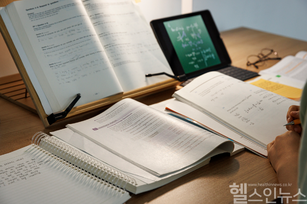 수능이 코앞으로 다가왔다. 막바지 스퍼트를 올리려면 수험생들은 위장 건강 관리에 각별한 신경을 기울이는 것이 필요하다. 대표적으로 기능성소화불량과 과민성대장증후군이 있다. (클립아트코리아)