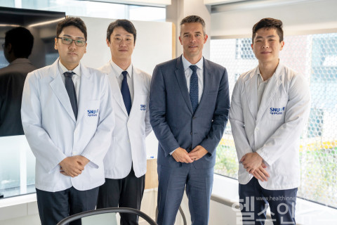 왼쪽부터 유상현 원장, 안치현 원장, 맷 애슐리 교수, 조민현 원장 (서울베스트 비뇨의학과 제공)