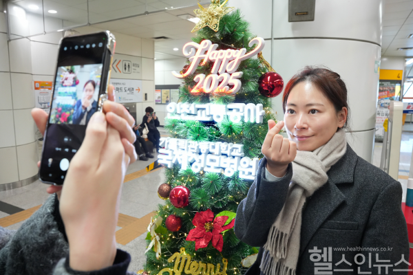 인천 지하철 2호선에 설치된 크리스마스 트리 (국제성모병원 제공)