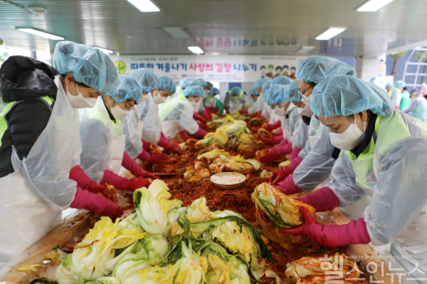 한림대성심병원, '2024 사랑의 김장 나누기'로 지역사회에 온정 나눠 (한림대성심병원 제공)
