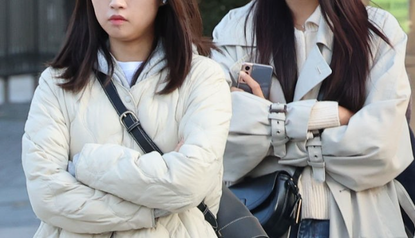 갑작스레 쌀쌀해진 날씨를 보인 지난 5일 인천 남동구 터미널사거리에서 두터운 옷차림을 한 시민들이 몸을 움추린채 출근린 발걸음을 재촉하고 있다