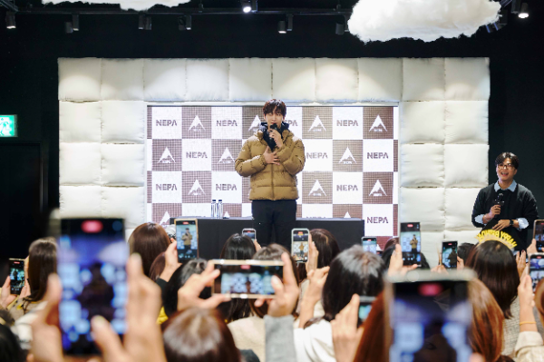 네파 '에어써밋' 출시 기념 이준호 팬 사인회 개최