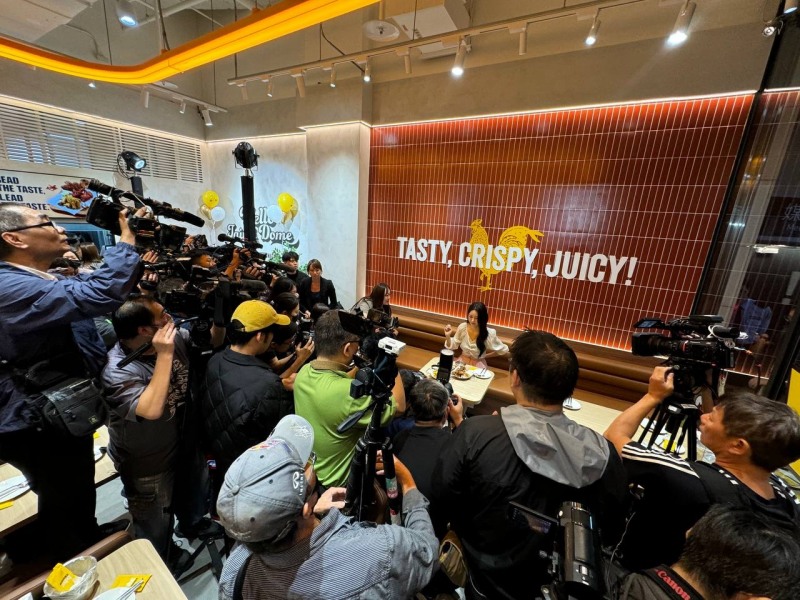 지난 8일, bhc 치킨 대만 1호점 오픈 세리머니에서 한국의 인기 치어리더이자 대만 프로야구팀에서 활동 중인 이아영이 1일 점장으로 참여해 현지 미디어와 팬들의 뜨거운 관심을 받았다.