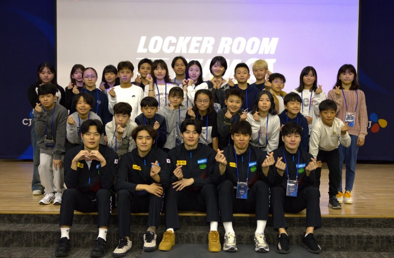 CJ 주최 ‘Locker Room with TEAMCJ’ 행사 참가자들이 단체 사진을 찍고 있다.