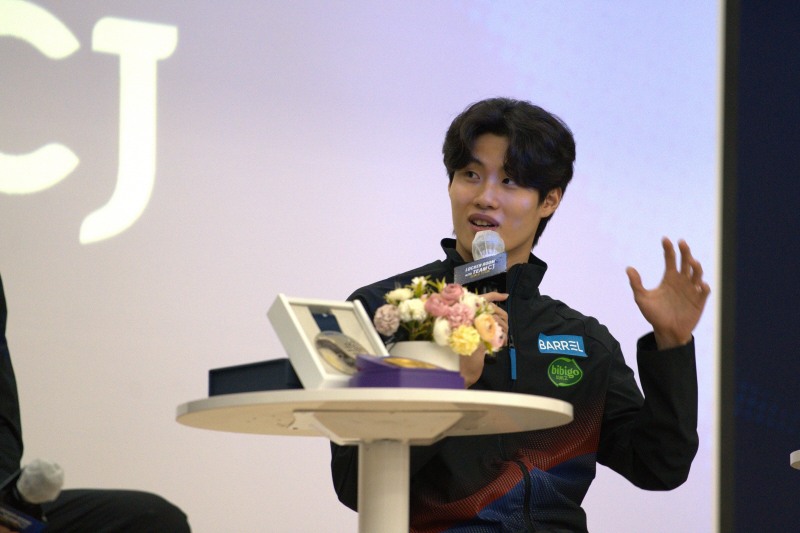 CJ 주최 ‘Locker Room with TEAMCJ’ 행사에 참석한 황선우가 유망주의 질문에 답하고 있다