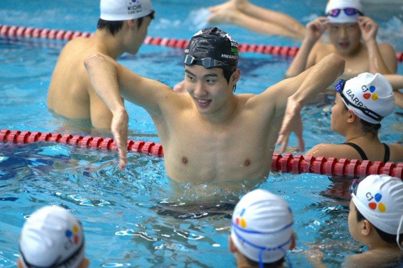 CJ 주최 ‘Locker Room with TEAMCJ’ 행사에 참석한 황선우가 유망주들에게 수영 레슨을 하고 있다