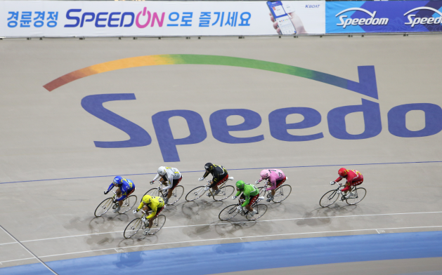 광명스피돔에서 특선급 선수들이 경주를 펼치고 있다
