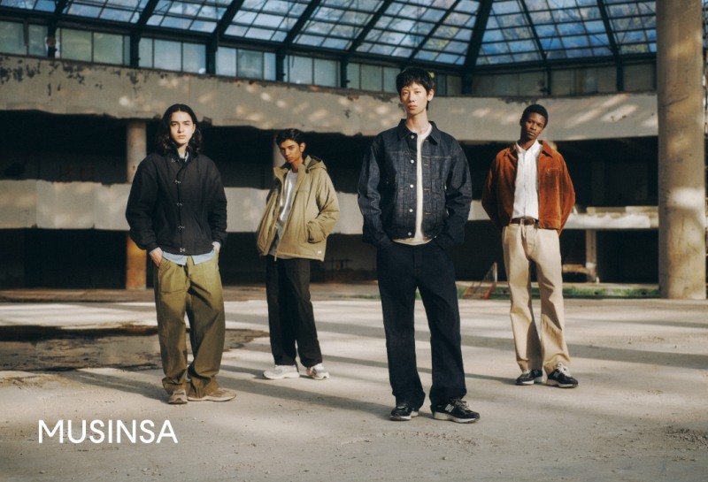 뉴발란스와 아웃스탠딩의 화보 (무신사 제공)