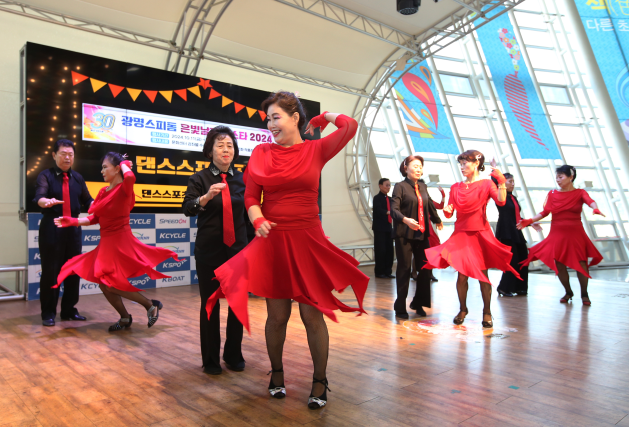 문화교실 참가자들이 광명스피돔 2층에서 공연을 하고 있다.