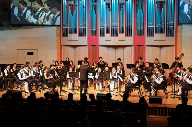 지난 9일 서울 여의도 영산아트홀에서 열린 19회 정기연주회에서 우리금융x사랑의달팽이 클라리넷앙상블 단원 34명이 공연을 펼치고 있다. ⓒ 우리금융