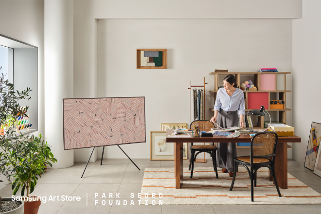 '삼성 아트 스토어'를 통해 단색화의 거장 고 박서보 화백의 작품을 만나볼 수 있다. ‘더 프레임’을 통해 만날 수 있는 '묘법 No.900719 (1990년 작)' ⓒ삼성전자