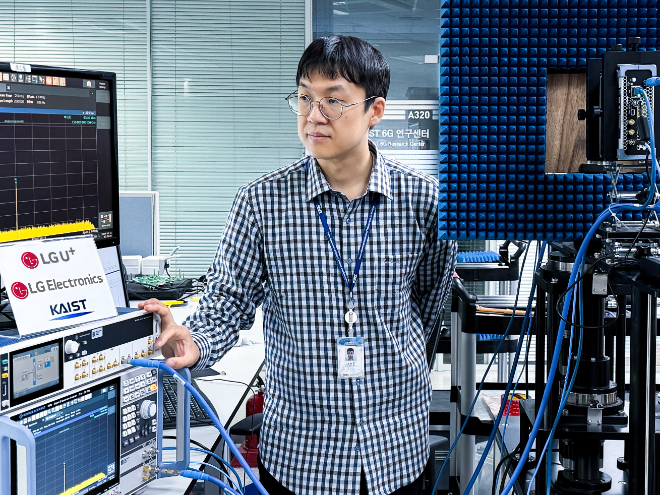 LG유플러스는 LG전자, KAIST가 6G R&D를 위해 설립한 LG전자-KAIST 6G연구센터와 함께 차세대 6G 통신 후보 주파수 대역에서 전파의 투과 및 반사 특성을 측정한 연구를 진행했다. 사진은 6G 연구센터 소속 연구원이 6G 후보 주파수 대역의 전파를 통한 신호를 측정하고 있는 모습. ⓒLG유플러스
