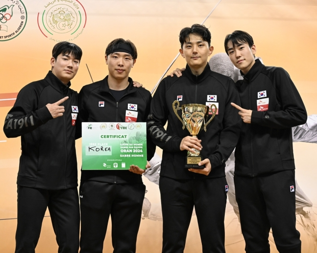 우승 차지한 남자 사브르 대표팀. 왼쪽부터 임재윤, 박상원, 하한솔, 도경동