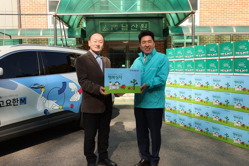 함영주 하나금융그룹 회장(사진 오른쪽)이 청각장애인 운전사가 운전한 '고요한 M' 택시를 타고 중구 예장동에 위치한 아동보육시설 '남산원'에 방문해 임직원의 정성이 담긴 김장김치와 간식을 담은 행복상자를 전달했다.