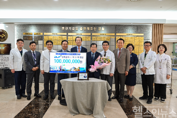 부산대병원 도네이션 월에서 박수복 회장에게 감사패를 전달했다. (사진 가운데 박수복 회장) (부산대병원 제공)