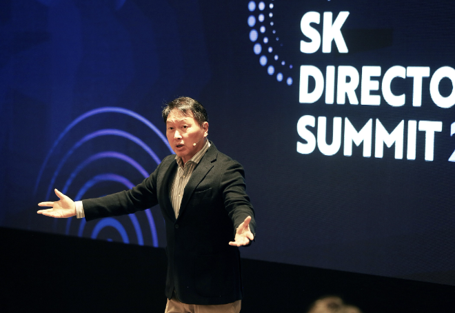 SK그룹은 지난 7일 서울 광진구 워커힐 호텔에서 ‘이사회 2.0’을 주제로 ‘SK 디렉터스 서밋(Directors' Summit) 2024’를 시행했다고 11일 밝혔다. 사진은 최태원 SK그룹 회장이 지난 7일 서울 광진구 워커힐 호텔에서 'SK 디렉터스 서밋 2024'에서 오프닝 스피치를 하고 있는 모습. (사진 = SK그룹 제공)