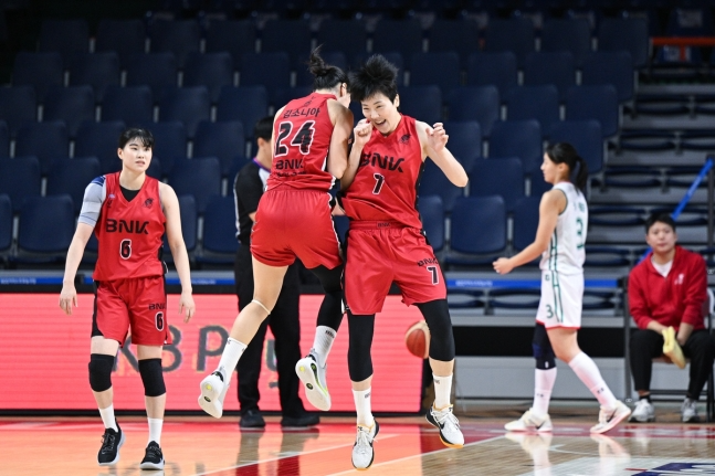 김소니아와 환호하는 BNK의 박혜진(7번)