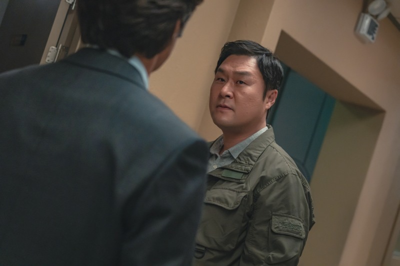 ‘이토록 친밀한 배신자’ 윤경호, 집요한 카리스마 빛났다…한석규와의 차가운 대립 눈길