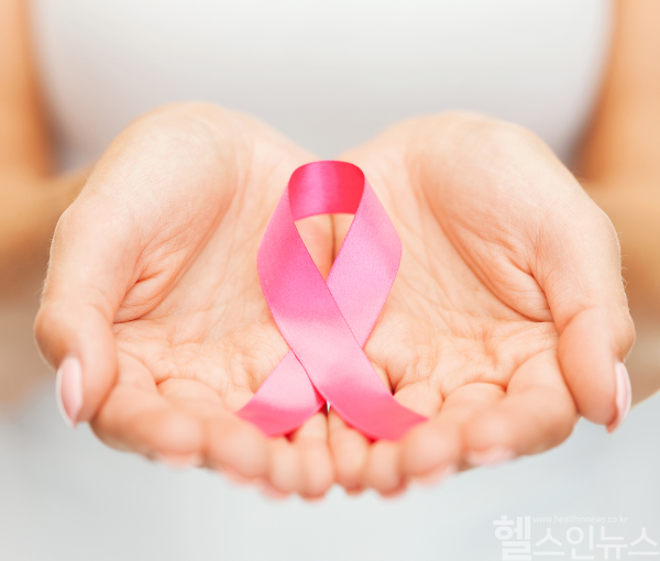 유방암 수술을 받았던 환자들이 재발 걱정에 시도했던 고강도 추적 검사가 생존율 개선과는 직접적 연관이 없고 오히려 방사선 노출 위험 및 검사 비용에 따른 부담만 초래할 수 있다는 연구 결과가 발표됐다. (클립아트코리아)