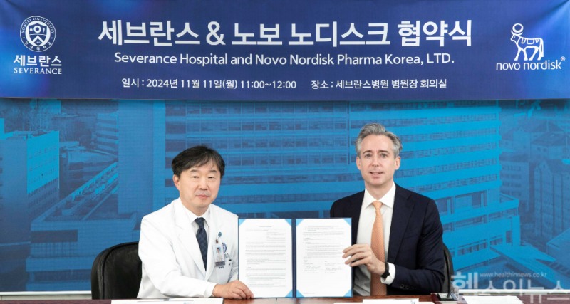 (오른쪽부터) 사샤 세미엔추크 한국 노보 노디스크제약 대표와 이강영 세브란스병원 병원장이 임상시험 파트너십에 대한 업무협약을 체결했다. (한국 노보 노디스크 제공)