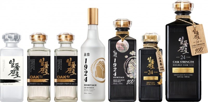 (왼쪽부터) 일품진로, 일품진로 오크25, 일품진로 오크43, 일품진로1924헤리티지, 일품진로 1924 헤리티지 100주년 에디션(한정판), 일품진로 24년산(한정판), 일품진로 캐스크 스트랭스(한정판)