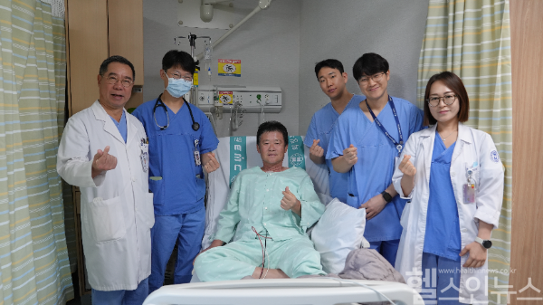 강원도 고성에서 이송된 심혈관질환 응급환자 A씨가 퇴원을 하루 앞둔 지난 7일 의정부을지대병원 심장혈관흉부외과 의료진과 기념촬영을 하고 있다. (좌측부터 송현 교수, 유양기 교수) (의정부을지대병원 제공)