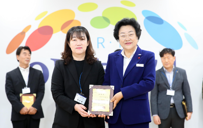 이천시로부터 유공자 표창을 받은 최수경 팀장(왼쪽)