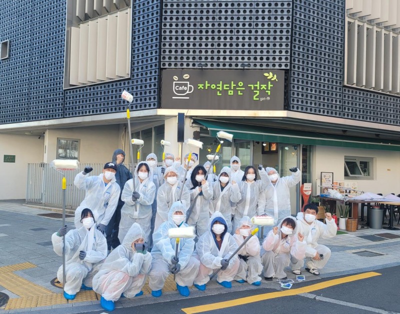 벽산은 최근 임직원들과 함께 새날에오면 늘푸른 교육센터에서 생활하는 10대 여성들을 위한 생활공간 개선 봉사를 진행했다.