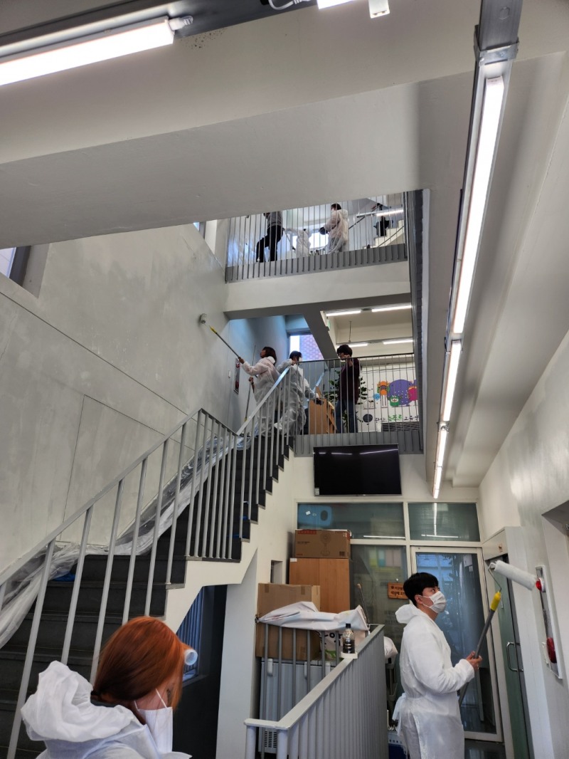 벽산은 최근 임직원들과 함께 새날에오면 늘푸른 교육센터에서 생활하는 10대 여성들을 위한 생활공간 개선 봉사를 진행했다.