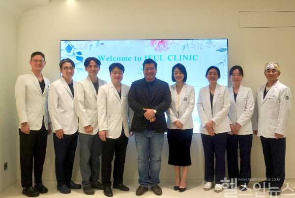 지난 9일 '이을 클리닉'을 방문한 태국 와차레손 왕자(사진 왼쪽에서 다섯 번째)가 이을성형외과의원 대표원장(왼쪽에서 네번째)을 비롯한 의료진과 기념 사진을 찍은 모습. 기념 촬영에는 박윤호(왼쪽에서 첫번째), 천주희(왼쪽에서 여섯번째) 이을치과의원 대표원장, 한상윤(왼쪽에서 세번째) 이을 안과의원 대표원장 등이 함께 했다. (이을클리닉 제공)