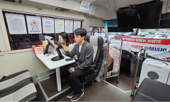 헌혈 캠페인 버스, 헌혈캠페인에 참여하는 구성원 모습. ⓒ SK증권