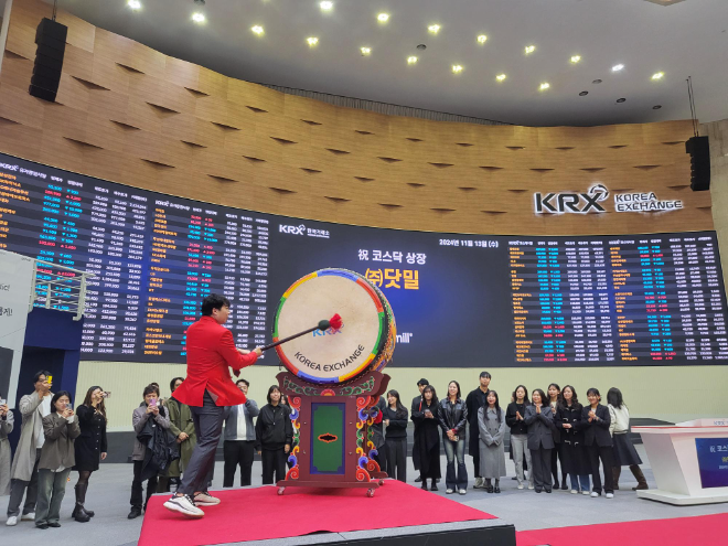 닷밀 상장 기념 사진. ⓒ 닷밀