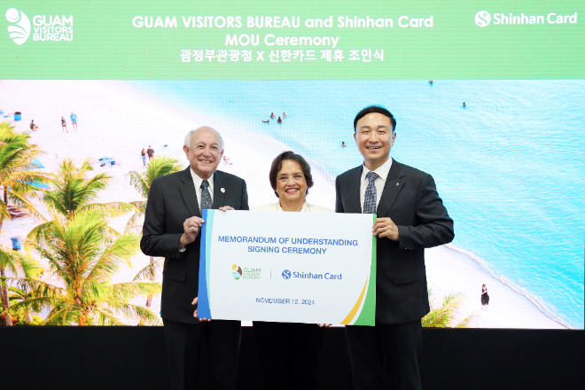 신한카드(사장 문동권)는 괌정부관광청과 함께 괌을 방문하는 신한카드 고객을 위한 서비스 개발 및 공동마케팅 추진을 위한 전략적 업무 협약을 체결했다고 13일 밝혔다. 협약식에 참석한 칼 구티에레즈(Carl Gutierrez) 괌정부관광청장(왼쪽부터), 루 레온 게레로(Lou Leon Guerrero) 괌 주지사, 문동권 신한카드 사장이 기념사진을 촬영하고 있다. ⓒ 신한카드