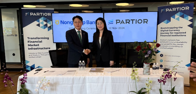 NH농협은행 이석용 은행장(사진 왼쪽)과 파티오르 Stella Lim Biz Dev 대표(사진 오른쪽)가 12일 싱가포르 소재 파티오르 본사에서 외화송금 협력을 위한 업무협약을 체결하고 있다. ⓒ NH농협은행