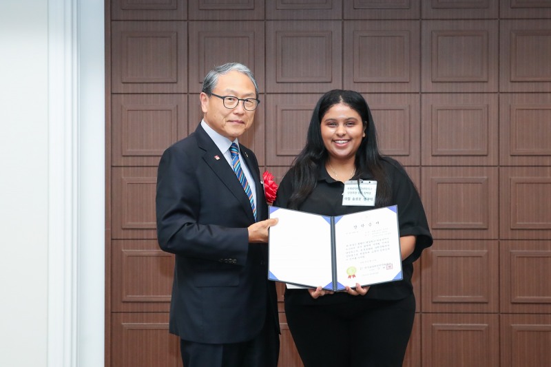 윤상구 한국로타리백주년기념회장(좌), 장학생 라헬 셴쿠테