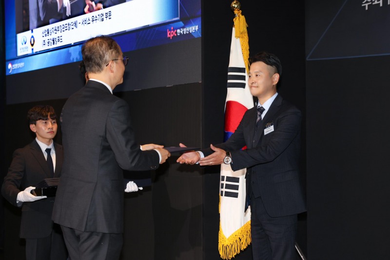 ㈜금강웰빙푸드 제공, 황철 전무이사가 수상하고 있다.