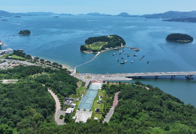 GS칼텍스는 13일 서울 중구 웨스틴 조선호텔에서 개최되는 ‘2024 메세나대상’ 시상식에서 대상인 대통령 표창을 수상했다고 밝혔다. 사진은 GS칼텍스 예울마루와 장도의 전경. (사진 = GS칼텍스 제공)
