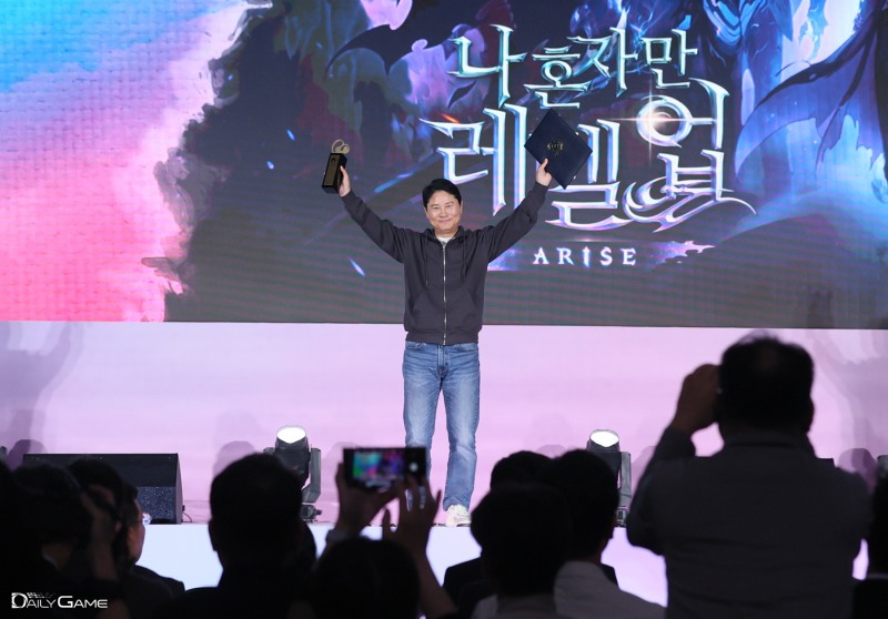 트로피와 상장을 들어보인 넷마블 권영식 대표.