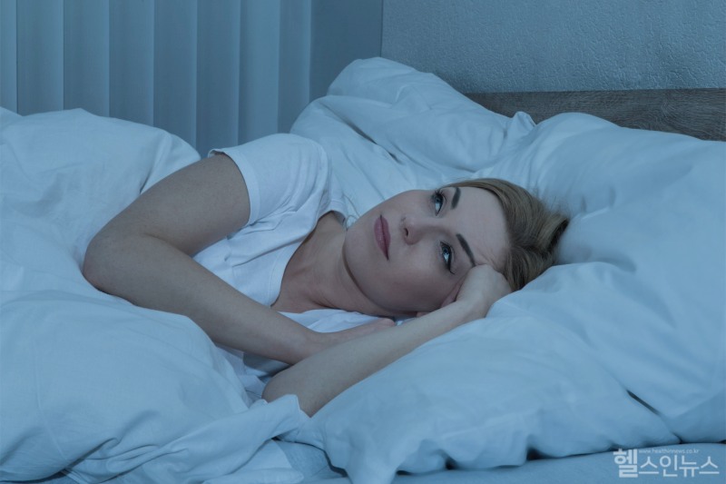 잠에 들기 어려웠다면 평소 고민이 많았을 수도 있다. 오늘은 편안하게 자리에 누워 생각을 비워보자. (클립아트코리아)