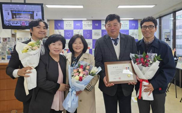 강동구민회관에서 열린 '강동구청 구청장 표창 수여식'에서 풀무원푸드머스 H&C영업부 문현기 상무(사진 오른쪽 두번째)와 박정옥 강동구 지역아동센터연합회장(사진 왼쪽 두번째)이 풀무원푸드머스 임직원 및 관계자들과 기념 촬영을 하고 있다.