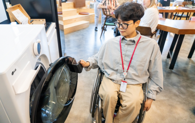 LG전자가 가전을 손쉽게 사용하도록 돕는 보조 액세서리 'LG 컴포트 키트'를 소개하고, 장애인 고객이 직접 사용해보며 의견을 공유하는 자리를 마련했다. ⓒLG전자