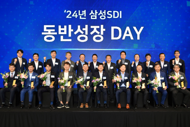 삼성SDI가 13일 더블트리 바이힐튼 서울 판교 호텔에서 개최한 '2024년 삼성SDI 동반성장 DAY'에서 최윤호 삼성SDI 대표이사 사장과 베스트 파트너사에 선정된 파트너사 대표들이 기념사진을 촬영하고 있다. ⓒ삼성SDI