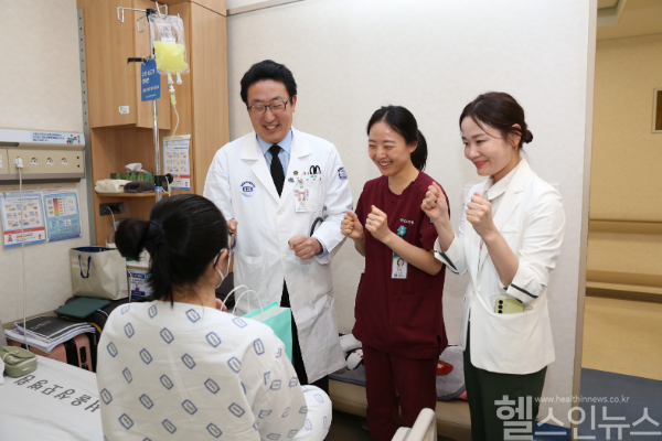 수능 하루 전(13일) 서울성모병원 의료진이 갑작스러운 혈액암 진단으로 입원 치료가 필요하여 병원에서 시험을 치르게 될 수험생을 응원하고 있다. 좌측부터 혈액내과 민기준 교수, 신지선 간호사, 윤선희 병동 UM 간호사. (서울성모병원 제공)