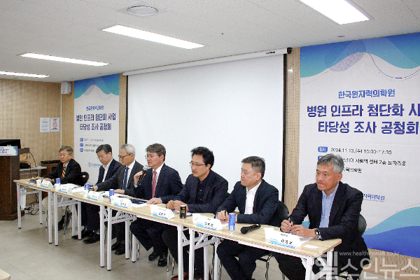 (좌측부터) 박수준 한국전자통신연구원 본부장, 황보봉 서울과학기술대학교 교수, 엄현석 국립암센터 병원장, 김용균 한양대학교 교수, 장한기 한국방사선진흥협회 실장, 길희섭 ㈜퓨처켐 이사, 이윤상 서울대학교 교수