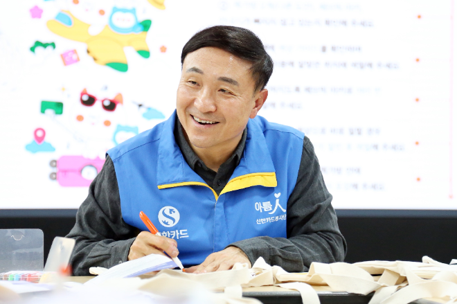 신한카드(사장 문동권)는 ‘세상에 하나뿐인 첫 책가방’ 만들기 봉사활동을 서울 중구 을지로에 위치한 신한카드 본사에서 실시했다고 14일 밝혔다. 이날 봉사활동에 참여한 문동권 신한카드 사장이 베트남 및 인도네시아 등 해외법인 진출국의 취약계층 아동을 위한 아름인 책가방 만들기 봉사활동을 진행하고 있다. ⓒ 신한카드