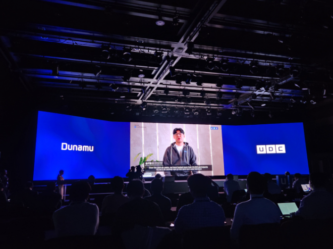 송치형 두나무 회장이'업비트 D 컨퍼런스(UDC) 2024'가 웰컴 스피치를 통해 인사말을 하고 있다.=양민호 기자