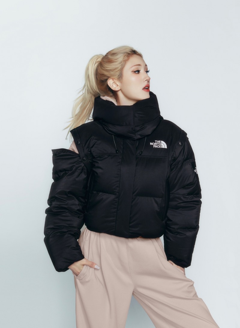 ‘여성용 노벨티 눕시 다운 재킷’과 ‘여성용 노벨티 눕시 디테쳐블 재킷 착용한 노스페이스 홍보대사 전소미 (노스페이스 제공)