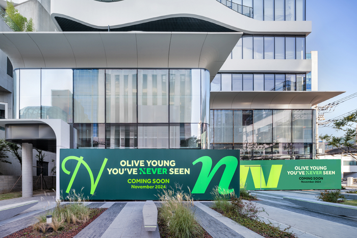 프리미엄 메이크업 브러쉬 브랜드 ‘화홍엠’ 올리브영N 성수 입점