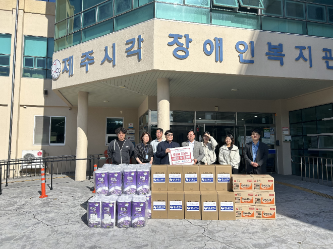 월드프렌즈는 제주시각장애인복지관에 AI 기능이 탑재된 램프 및 생필품을 전달했다. ⓒ 월드프렌즈